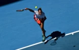 L'Américaine Madison Keys sert contre l'Espagnole Paula Badosa en 8es de finale de l'Open d'Australie à Melbourne le 23 janvier