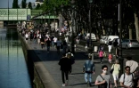 Des promeneurs le long du canal de l'Ourcq à Paris le 26 avril 2020