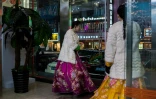 Une nord-coréenne devant un restaurant nord-coréen à Shenyang le 7 janvier 2018