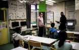 Des enseignants montrent à leurs élèves comment respecter les distances sanitaires, à l'école Saint-Exupéry de La Courneuve (Seine-Saint-Denis), le 14 mai 2020