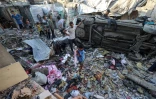 Des Palestiniens fouillent les décombres après une frappe aérienne sur le camp de réfugiés de Nousseirat, dans le centre de la bande de Gaza, le 27 septembre 2025