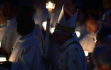 Le cardinal Giovanni Battista Re tient une bougie alors qu'il préside la veillée pascale dans le cadre des célébrations de la Semaine Sainte, à la basilique Saint-Pierre au Vatican, le 19 avril 2025