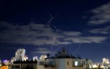 Des trainées de fusées dans le ciel de Netanya, en Israël, le 9 mars 2026