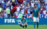 Le désarroi des Allemands Mesut Özil et Thomas Müller après l'élimination de leur équipe dès le 1er tour du Mondial, le 27 juin 2018 à Kazan