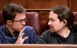 Le chef de Podemos Pablo Iglesias (d) et un autre leader du parti Inigo Errejon à Madrid, le 26 octobre 2016