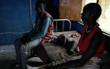 Un couple attend d'être reçu avec son enfant malade au centre de soins du CICR à Udier, au Soudan du Sud, le 7 mars 2019