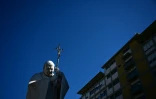 La statue du pape Jean-Paul II à l'extérieur de l'hôpital Gemelli à Rome où le pape est soigné pour une pneumonie, le 17 mars 2025