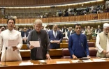 Imran Khan, (à gauche), ex-champion de cricket pakistanais et nouveau député du parti PTI, prête serment en tant que Membre du parlement national, le 13 août 2018 à Islamabad (transmise par le parlement pakistanais)