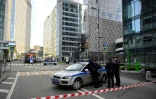 Des policiers bloquent l'accès à une zone autour d'un immeuble de bureaux endommagé du Centre d'affaires international de Moscou (Moskva City) à la suite d'une attaque de drones le 30 juillet 2023