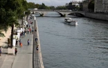 Des Parisiens se promènent au bord de la Seine, le 11 septembre 2016