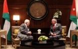 Photo fournie par le bureau de presse de l'Autorité palestinienne montrant le roi Abdallah II de Jordanie (D) recevant le président palestinien Mahmoud Abbas (G) à Amman le 5 février 2025