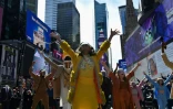 Des dizaines d'acteurs et chanteurs se produisent à Times Square, le 12 mars 2021, pour marquer le premier anniversaire de la fermeture de Broadway pour cause de pandémie 