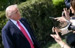 Le président américain Donald Trump s'adresse aux journalistes sur la pelouse sud de la Maison Blanche, avant de monter à bord de Marine One, le 16 avril 2026 à Washington