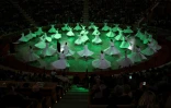Des derviches tourneurs célèbrent le 750e anniversaire de la mort de Rumi, poète mystique soufi, fondateur de leur ordre, par une "sema" au centre culturel Mevlana, le 16 décembre 2023 à Konya, en Turquie