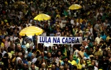 Manifestants anti-Lula demandant l'incarcération de l'ex-président le 3 avril à Sao Paulo.