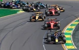 Max Verstappen (Red Bull) devant le futeur vainqueur du GP d'Australie, l'Espagnol Carlos Sainz (Ferrari), peu après le départ, le 24 mars 2024 à Melbourne
