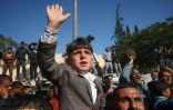 Un garçon salue des Palestiniens venant d'être libérés par Israël, à leur arrivée en bus à Khan Younès, dans le sud de la bande de Gaza, le 1er février 2025