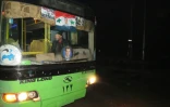Un bus destiné à l'évacuation de civils et de rebelles en attente le 14 décembre 2016 à Alep