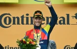 Jonathan Milan célèbre sur le podium sa victoire lors de la 17e étape du Tour de France, à Valence, le 23 juillet 2025
