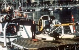 Jacques-Yves Cousteau à bord de "La Calypso", dans le port de Monaco, en novembre 1975