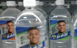 Des boissons Dongpeng avec l'image de Kylian Mbappé, à Pékin le 27 octobre 2026