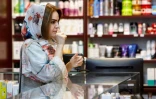 Une cliente iranienne dans une pharmacie de l'hôpital Nikan à Téhéran, le 11 septembre 2018