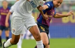 La défenseure de Lyon, Wendie Renard, et la milieu de Barcelone, Alexia Putellas, se disputent le ballon en finale de la Ligue des champions, à Budapest, le 18 mai 2019