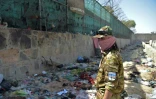 Un combattant taliban monte la garde sur le site de l'attentat près de l'aéroport de Kaboul, le 27 août 2021