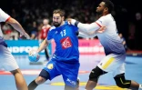 Nikola Karabatic peine à passer le rideau défensif portugais et c'est la France qui s'incline pour son entrée dans l'Euro, le 10 janvier 2020 à Trondheim