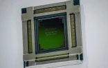 Une puce Nvidia est exposée sur le stand Nvidia lors l'Exposition internationale des chaînes d'approvisionnement de Chine, à Pékin, le 16 juillet 2025