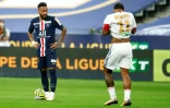 Neymar et Memphis Depay los de la finale de la Coupe de France, remportée par le PSG aux tirs au but, le 31 juillet 2020 au Stade de France