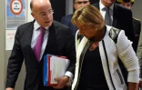 Le ministre de l'Intérieur Bernard Cazeneuve (G) avec la maire de Calais, Natacha Bouchart après une réunion sur le démantèlement de la "jungle", le 2 septembre 2016