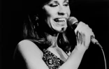 La chanteuse brésilienne Astrid Gilberto lors d'un concert à La Haye, le 16 juillet 1982