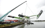 Le nouveau maxi-trimaran de 32 m, "Sodebo ultim 3", skippé par Thomas Coville, suspendu à une grue lors de son lancement, le 18 mars 2019 à Vannes
