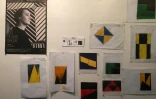 Peintures de Carmen Herrera montrant son goût pour la ligne droite et des couleurs minimalistes, avec un maximum de deux teintes par tableau, chez elle, le 4 janvier 2017, à New York 
