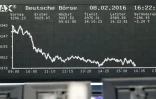 Un tableau montre la courbe du Dax, à la bourse de Francfort, le 8 février 2016