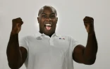 Teddy Riner pose pour une photo alors qu&rsquo;il assiste à une réunion avec d&rsquo;autres judokas français qualifiés pour les Jeux Olympiques de Tokyo, à Paris, le 22 juin 2021