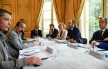 Le secrétaire général de la CGT Philippe Martinez (à gauche) et Manu Blanco, délégué du syndicat (à droite), lors d'une réunion à Matignon, le 24 juillet 2017