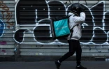 Un livreur Deliveroo en mars 2020 à Paris
