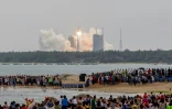 Des spectateurs observent le lancement de la fusée chinoise Longue Marche 5B, le 29 avril 2021, du centre spatial de Wenchang, sur l'île de Hainan, dans le sud de la Chine