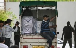 Un camion chargé de cercueils de victimes arrive à la morgue du complexe hospitalier d'Ahmedabad, le 14 juin 2025, après le crash du vol 171 d'Air India dans un quartier résidentiel près de l'aéroport le 12 juin 2025