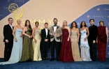 De gauche à droite: les acteurs Shawn Hatosy, Katherine LaNasa, Isa Briones, Shabana Azeez, Gerran Howell, Noah Wyle, Taylor Dearden, Sepideh Moafi, l’actrice américaine Supriya Ganesh, Patrick Ball et Fiona Dourif, lauréats du prix de la meilleure série dramatique pour "The Pitt" à Los Angeles, le 14 septembre 2026