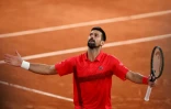 Novak Djokovic durant son match contre Jannik Sinner en demi-finale de Roland-Garros, le 6 juin 2025 à Paris 