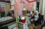 Zeinab Jarboa prépare un repas dans son petit domicile dans le camp de réfugiés de Rafah à Gaza, le 19 juillet 2020