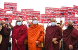 Des moines boudhistes participent à une manifestation pour dénoncer le coup d'état à Rangoun, le 14 mars 2021