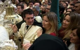L'acteur espagnol Antonio Banderas et son amie Nicole Kimpelt pendant une procession de la Semaine Sainte, commémorant pour les chrétiens les derniers jours du Christ, à Malaga le 14 avril 2019