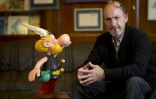 Jean-Yves Ferri pose à côté d'une figurine d'Astérix le 10 octobre 2013 à Neuilly-sur-Seine