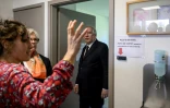 Le Premier ministre François Bayrou (c) rencontre des professionnels de la santé lors de sa visite du centre de santé Calvinet sur le thème des déserts médicaux à Puycapel, le 25 avril 2025 dans le Cantal