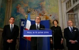 Le president Francois Hollande (C) avait donné une conférence de presse à Nice au lendemain de l'attaque meurtrière aux côtés du Premier ministre Manuel Valls (G), du ministre de l'Intérieur Bernard Cazeneuve (D) et de la ministre de la santé Marisol Touraine