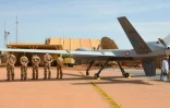 Des soldats français à côté d'un drone stationné sur la base aérienne de Niamey, au Niger, le 31 juillet 2017